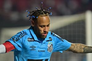 内马尔因伤缺阵巴西队，周末与好友一同享受板式网球乐趣。