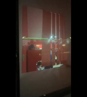 英格兰U21更衣室遭偷拍，恩瓦内里愤怒用毛巾砸向玻璃。