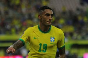 拉菲尼亚表示，在海拔4000米的条件下比赛已属不公，而裁判若再判罚点球，会让比赛变得更加艰难。