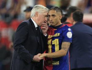 每体报道称，安切洛蒂对皇马和巴萨的球员存在双重标准，并指出拉菲尼亚参加了一场没有意义的比赛。