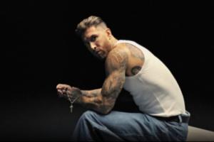 好听下次别唱了评论员：拉莫斯新歌太难听，放球场上该吃红牌