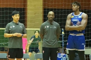 媒体人：怀特塞德昨天的热身赛没有出场 他应该会打13号的比赛