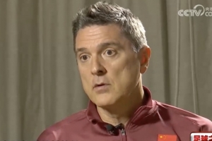 安东尼奥评价王钰栋头脑聪明且具备强烈的竞争意识，认为需要对他悉心照料。