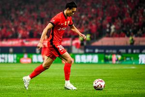 沪媒指出，刘若钒在海港与申花两支球队效力时，所感受到的球迷氛围存在差异，在海港队球迷的氛围更为宽松。