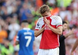 肩伤未愈？厄德高次轮即因右肩不适被换下，此后仍坚持出战3场。