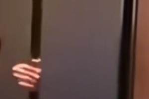 今日趣图：经过90分钟充分热身，刚哥已做好准备，在酒店以一敌多。