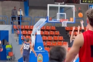 余嘉豪抛投裁判误判引争议，媒体人：西乙裁判水平业余，有效与否需回放判定