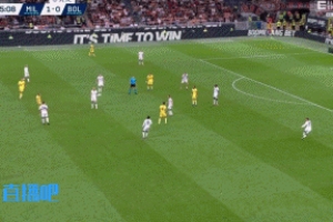 记者评恩昆库被推倒：裁判与VAR在同一回合内出现三次判罚失误，堪称世界纪录。