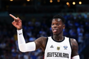 媒体人指出，德国足球取得优异成绩并涌现出黄金一代，是其积极接纳黑人运动员的成果体现。