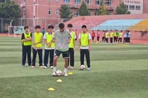 北京国安走进建大附中，为学生们上了一堂足球公益体验课。