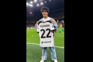 红牛车手角田裕毅造访米兰，获赠22号球衣并与莫德里奇合影。