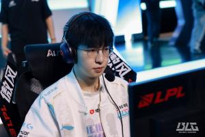 六次季后赛对阵TES，Elk生涯选用卡莉丝塔保持全胜，看来把哥哥当软柿子捏是行不通的。