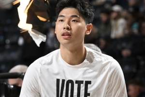 据媒体人报道，广东男篮已与崔永熙达成新协议，后者将穿上24号球衣。