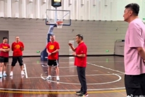 出征亚洲杯中国U16女篮举行动员仪式，杜锋到场为姑娘们鼓劲助威。