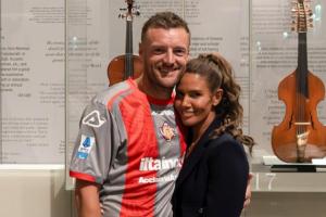 《太阳报》获悉：瓦尔迪一家人都在学习意大利语，其中瓦尔迪本人已学会常用骂人话。