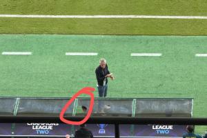 去年苏亚雷斯遭林良铭铲致骨折，今年塞蒂恩又被恩加德乌撞破头。