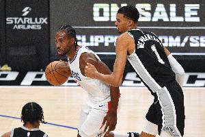 ESPN报道称，快船队内人心惶惶，担心自己会成为下一个马刺队，而关于伦纳德（小卡）的伤情则被视作一个神圣的秘密。