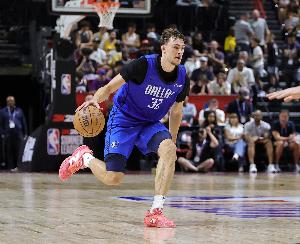 东契奇离队后，进攻体系将如何构建？基德计划让弗拉格出任控卫，模仿字母哥的打法。