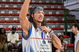 戈登身着已故哥哥的球衣征战意大利，却再也无法等来那个遥远的他回家。