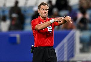 执法国安与海港比赛的洋哨亚历山大-金，据媒体人透露，其职业背景为木匠。