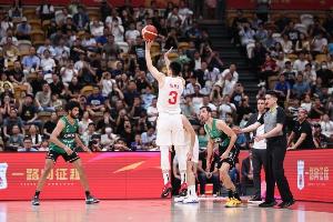 去年今日，胡明轩压哨三分绝杀助队复仇尤文图斯，中国热身赛上演精彩逆转。