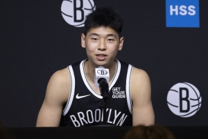 去年今日，Shams报道称崔永熙正式登陆NBA，篮网与其签下双向合同。