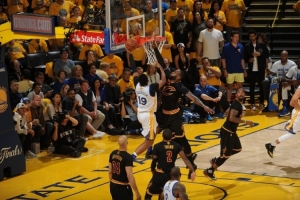 21世纪季后赛率队力挽狂澜的巅峰时刻有哪些？詹姆斯、库里、杜兰特等巨星占据六席。