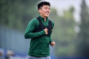 前狼队梯队球员何朕宇如今已现身“蒙超”赛场，他目前已攻入3球，在射手榜上暂列第5位。