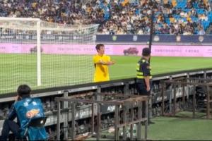 姜志鹏与天津球迷发生言语冲突，离场时向看台做疑似“手铐”动作