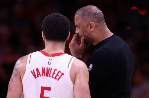 媒体人指出，范弗里特受伤后，火箭队难以迅速找到替代方案，威少和本·西蒙斯都无法签约。