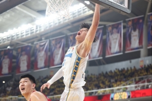 曾凡博腰部伤势恢复进展顺利，他在与篮网队合练后获得了积极的反馈。