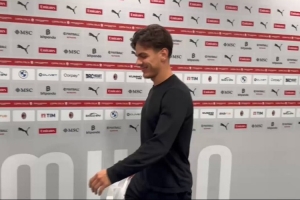 亚沙里现身圣西罗，接受采访时表示自己感觉良好，已有所好转。