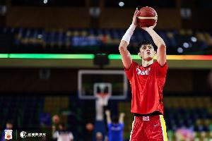 曾凡博的投篮技巧日益精进，他盼望能在中国的比赛中，在家乡观众面前展现自己的实力。