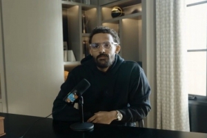 内向的吹杨小波特开启播客：不愿因与众不同而遭受非议