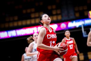 媒体人评价李沅珊具备成为李梦接班人的潜力，当前她主要欠缺持球单打和打挡拆的经验。