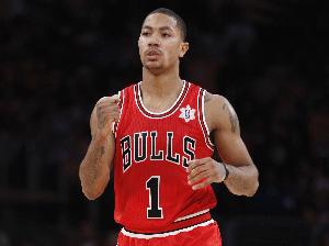 史上最年轻MVP德里克-罗斯结束16年职业生涯，去年今日正式宣布退役。