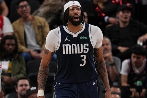 Lowe指出，浓眉在四号位时篮板控制更佳，球队应深挖其进攻潜力，而非仅让他投跳投。