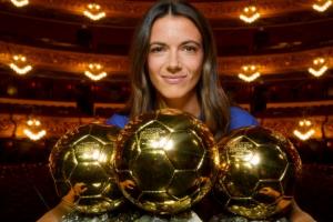 27岁的邦马蒂手握3座金球奖，谈及梅西的8次金球纪录，她表示梅西的生涯无与伦比，而自己正在走属于自己的路。