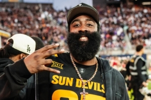 哈登现身母校橄榄球赛场，更离谱的是他竟在相近时段“分身”出席了同时开打的WNBA比赛。