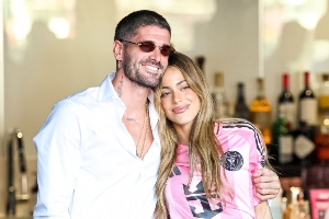 阿根廷媒体报道，德保罗定于12月20日举行婚礼，已邀请梅西夫妇、迪巴拉夫妇等人出席。