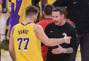 媒体人：雷迪克上赛季显示了好教练苗子 续2年等于公司中秋发月饼