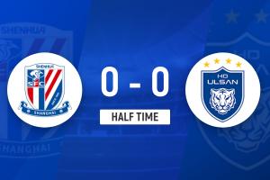 申花半场0-0战平蔚山，阿苏埃错失单刀机会，倒地争议未获点球判罚。
