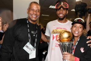 爆料记者：阴阳合同事件卡舅并非独断，小卡经纪人亦有参与，双方脱不了干系。