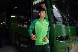 杨立瑜遭球迷批评：竟与普通球迷发生争执，还做出竖中指的不当行为。