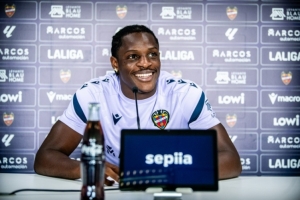 莱万特前锋艾永凭借西甲前7轮4球3助攻的优异表现，成功入选喀麦隆国家队大名单。