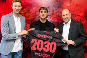 帕拉西奥斯表达了对与勒沃库森完成续约的喜悦之情，并表态将以更强大的状态回归赛场。