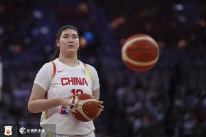 山东女篮主帅透露，引进张子宇一事取得积极进展，同时指出她需要适应成年组比赛节奏。