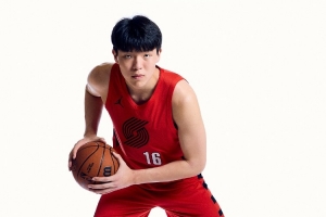 杨瀚森：希望新秀赛季在场上不要犯错 别拖后腿 在场上多待几分钟