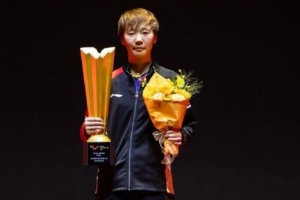 王曼昱包揽女单与女双冠军，并感谢强劲对手的激励，称其激发了自己更好的表现。