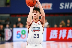 杨瀚森询问林葳何时约饭，林葳表示可以在休息日或圣诞节一起吃火锅。